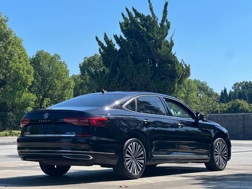 Volkswagen Passat 330TSI Luxury Edition, фото 17