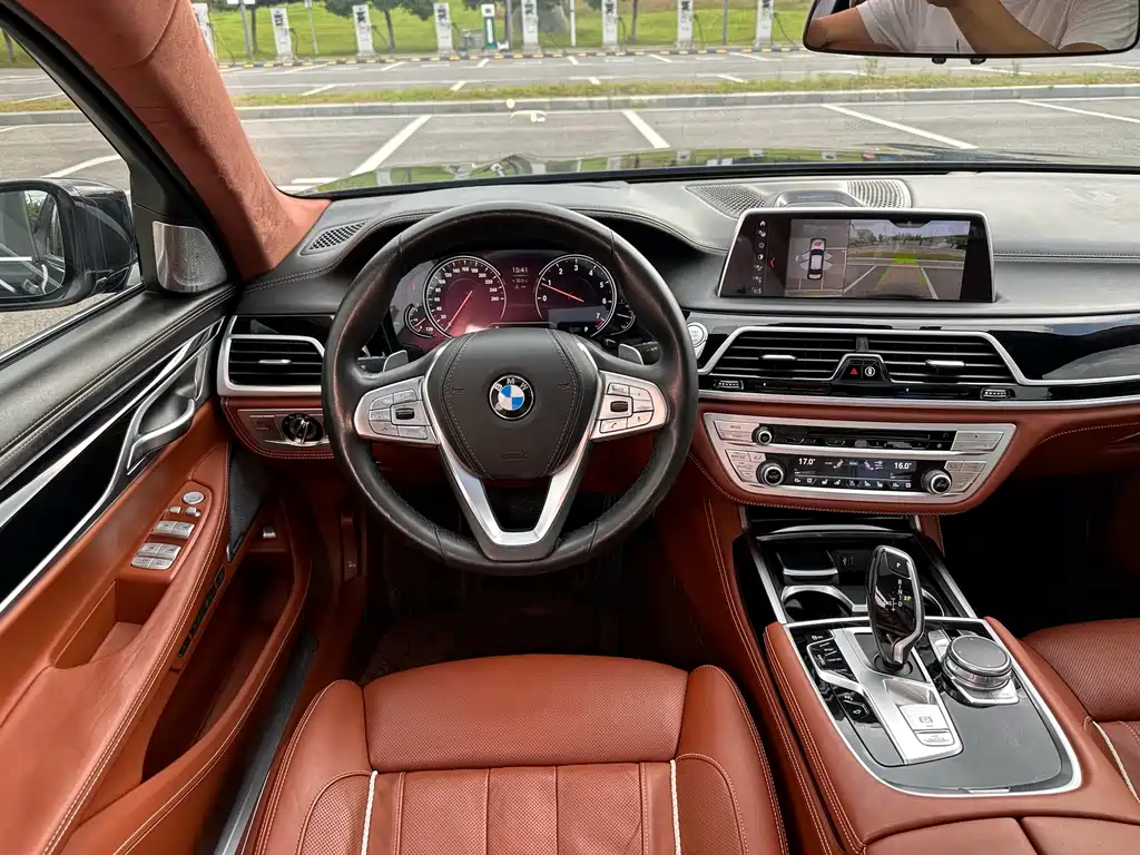 BMW 7 Series — миниатюра 11