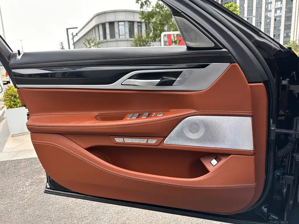 BMW 7 Series — миниатюра 29