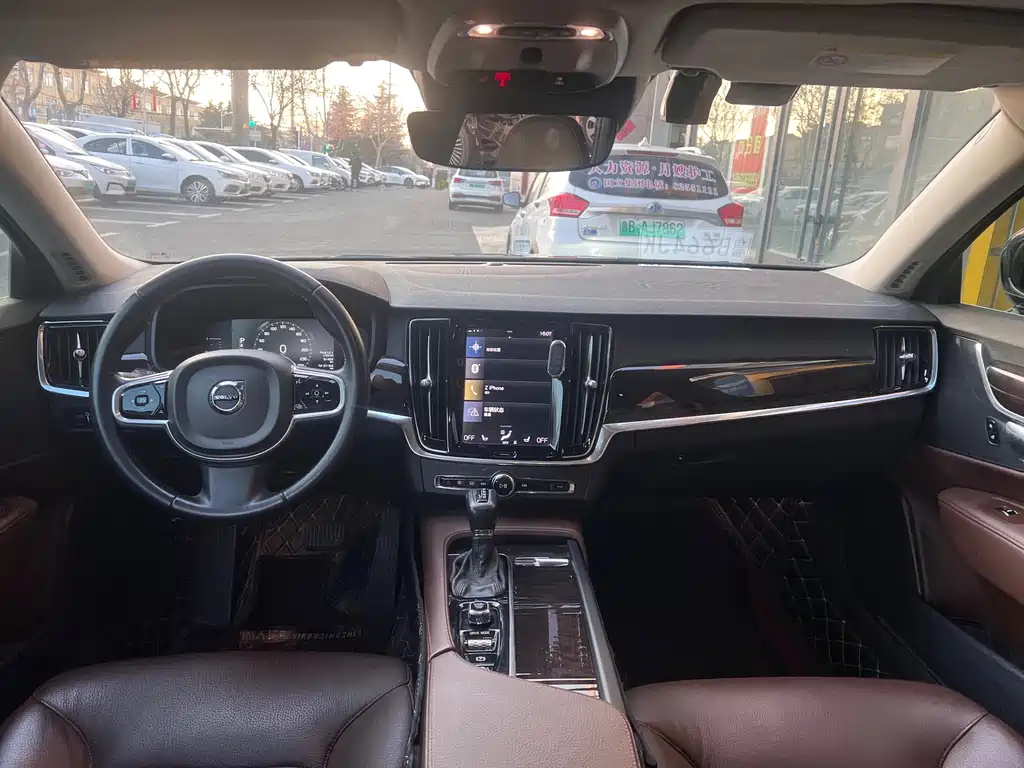 VOLVO S90