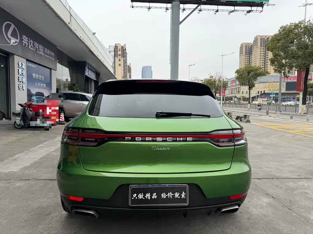 PORSCHE MACAN
