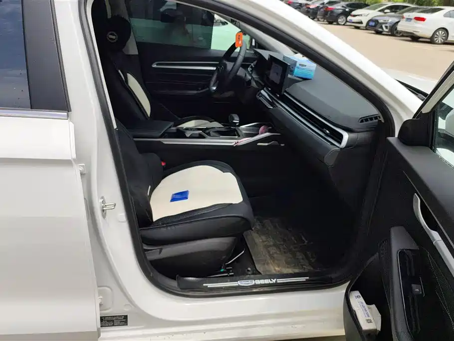 Geely Emgrand 2025 4 1.5L CVT Luxury