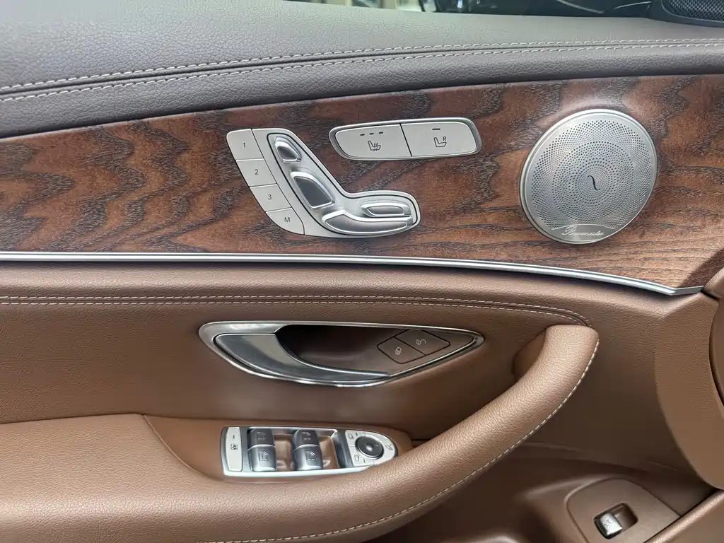 Mercedes-Benz E-Class — миниатюра 11