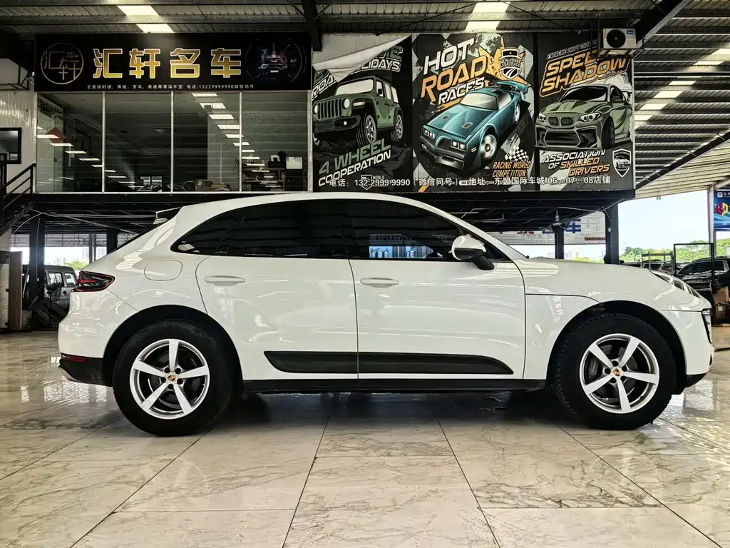 PORSCHE MACAN