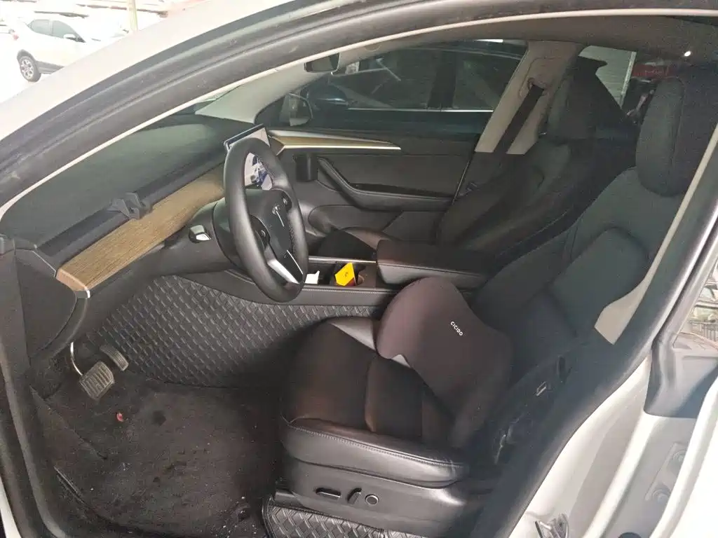 Tesla Model Y — миниатюра 17