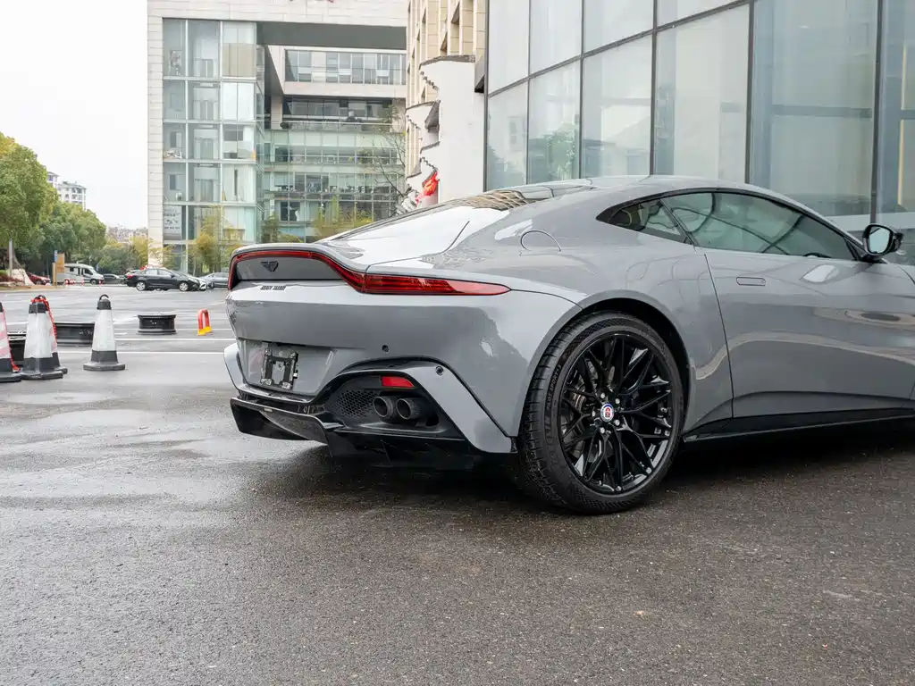 ASTON MARTIN V8 VANTAGE