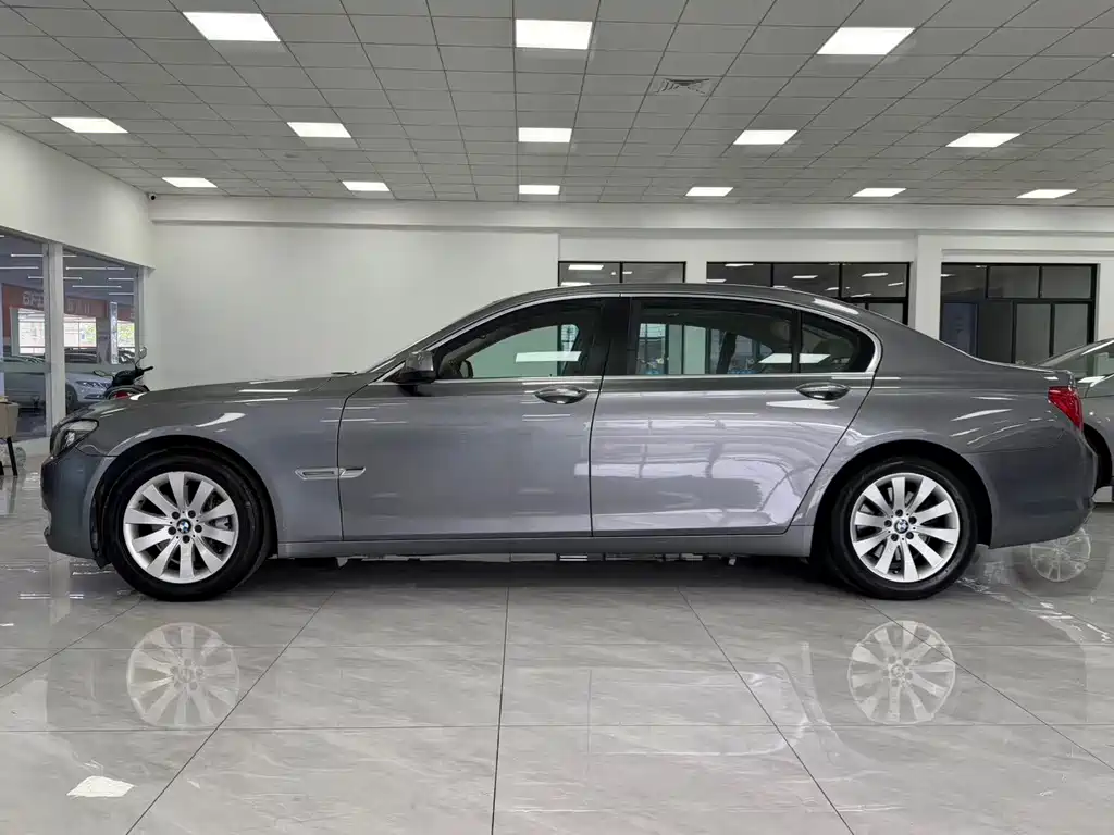 BMW 7 Series — миниатюра 4