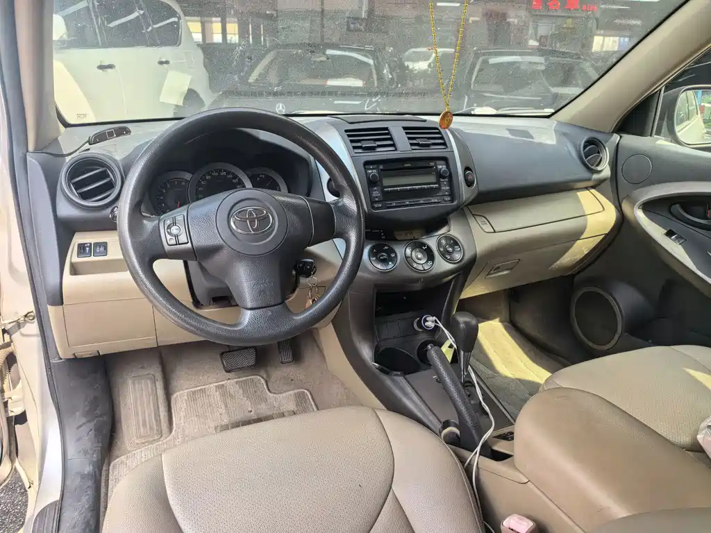 Toyota RAV4 — миниатюра 8