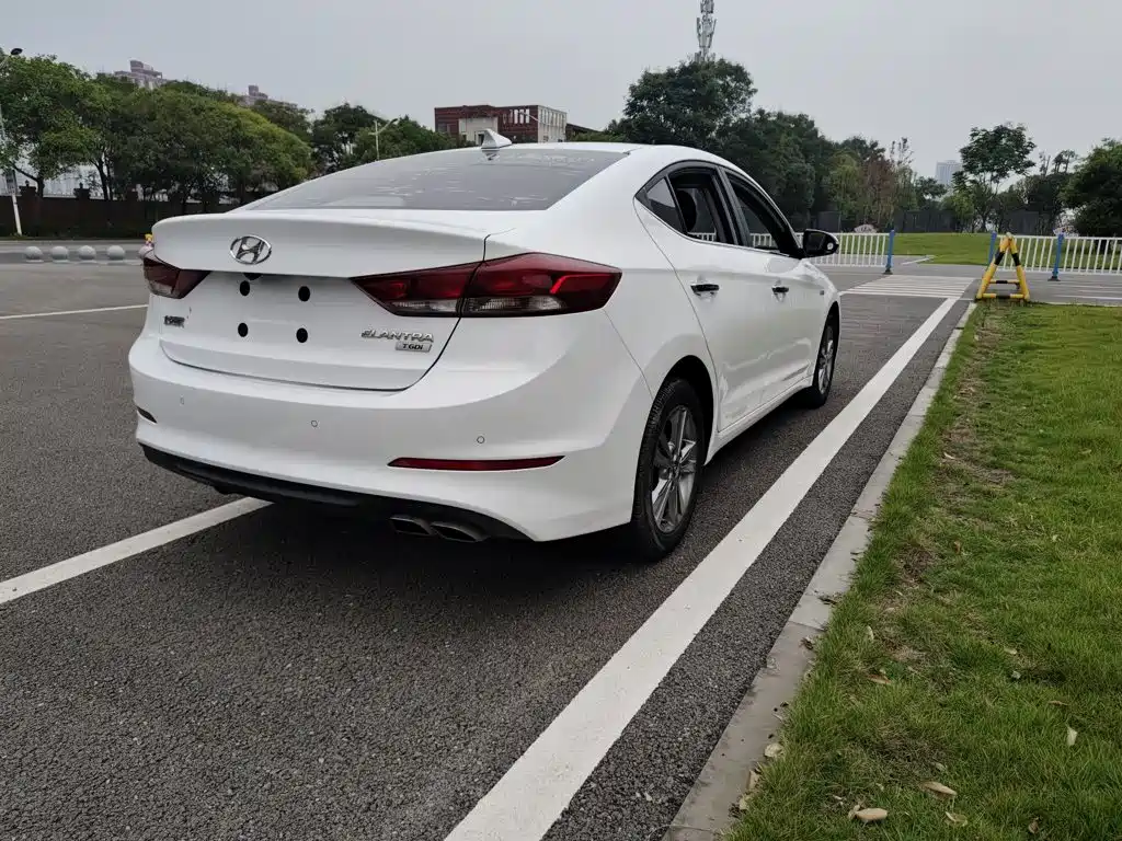 Hyundai Elantra — миниатюра 12