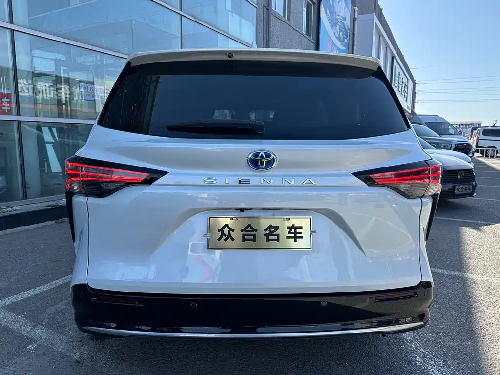 Toyota Sienna 2.5L Hybrid Premium Edition, фото 3