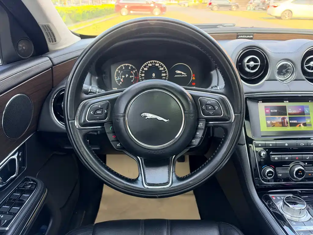 Jaguar XJ — миниатюра 15