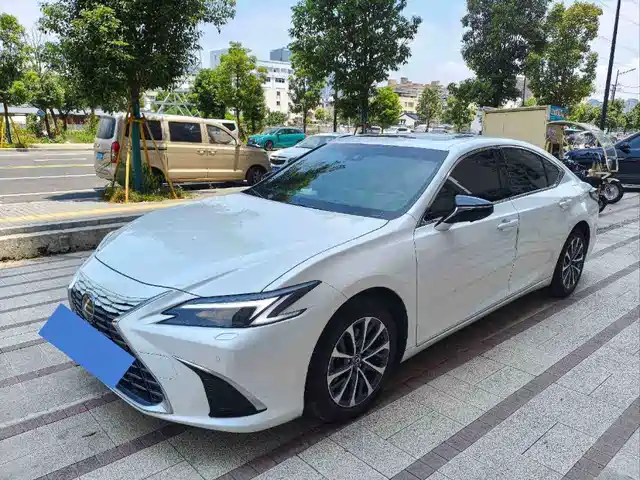 2025 Lexus ES
