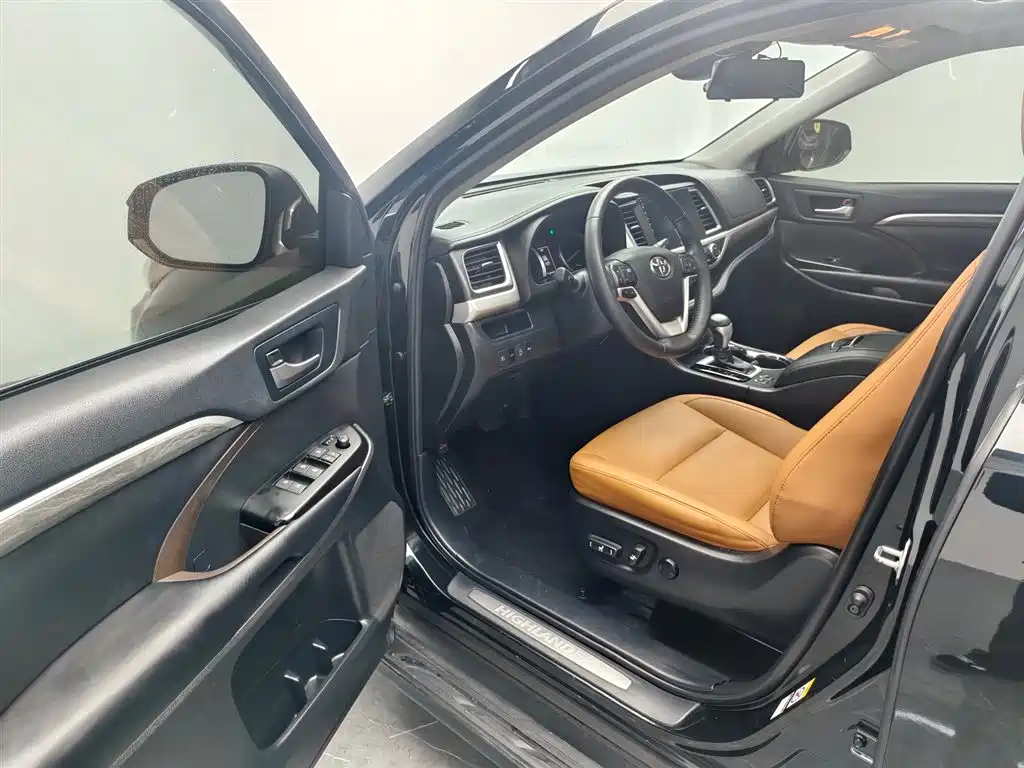TOYOTA HIGHLANDER