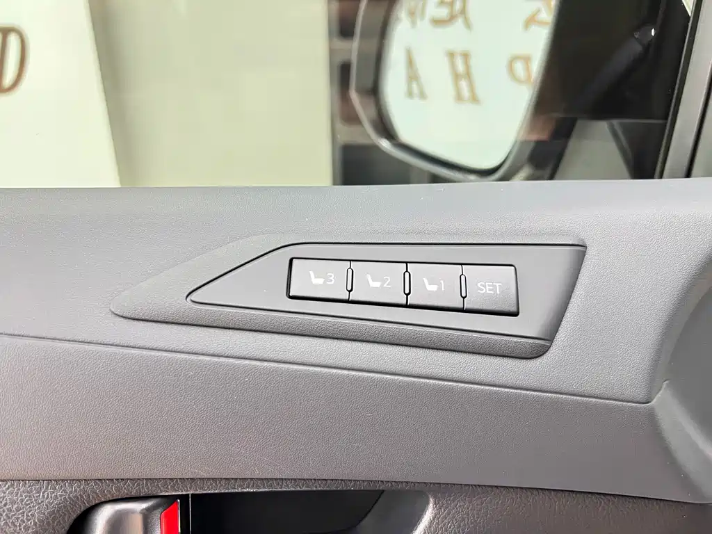 Toyota Alphard — миниатюра 17