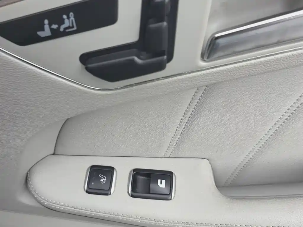 Mercedes-Benz E-Class — миниатюра 17