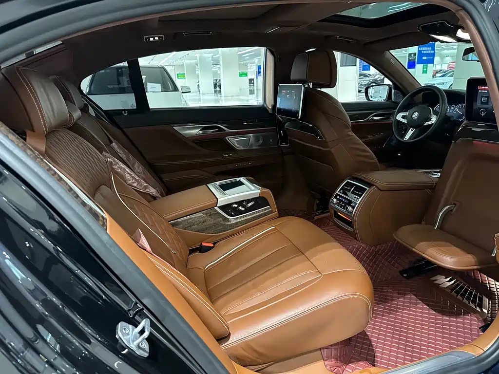 BMW 7 Series — миниатюра 13