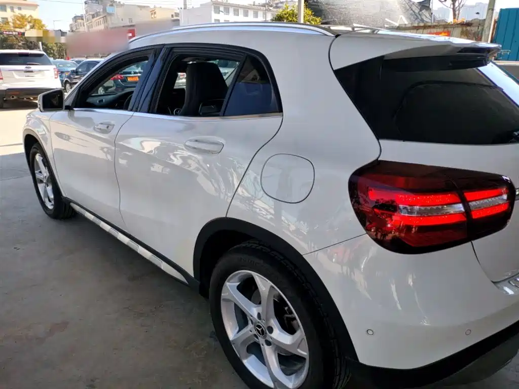 MERCEDES-BENZ GLA