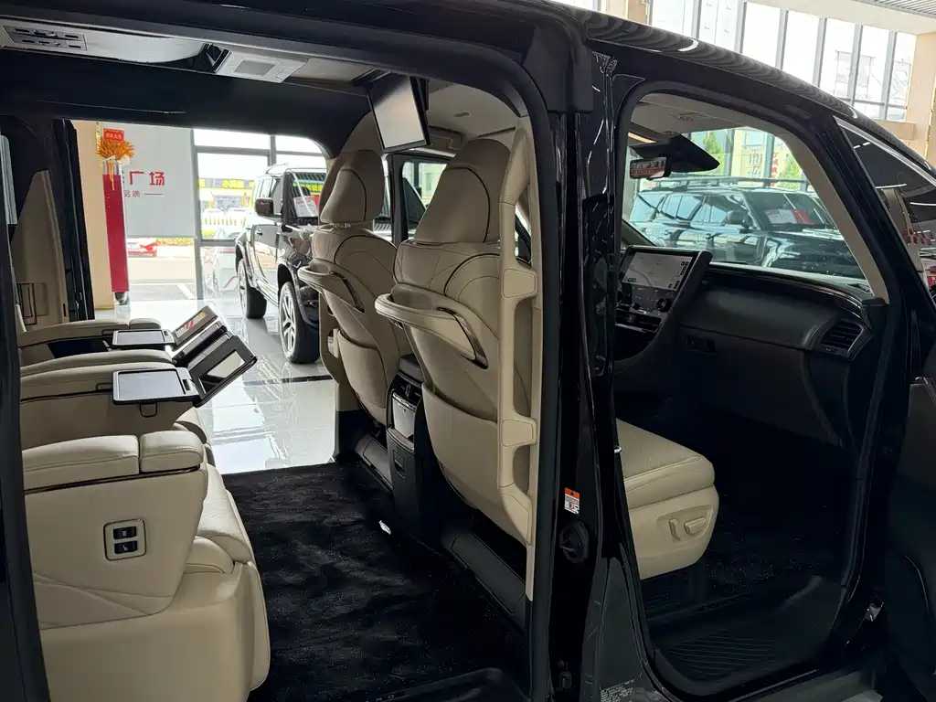 Toyota Alphard — миниатюра 12