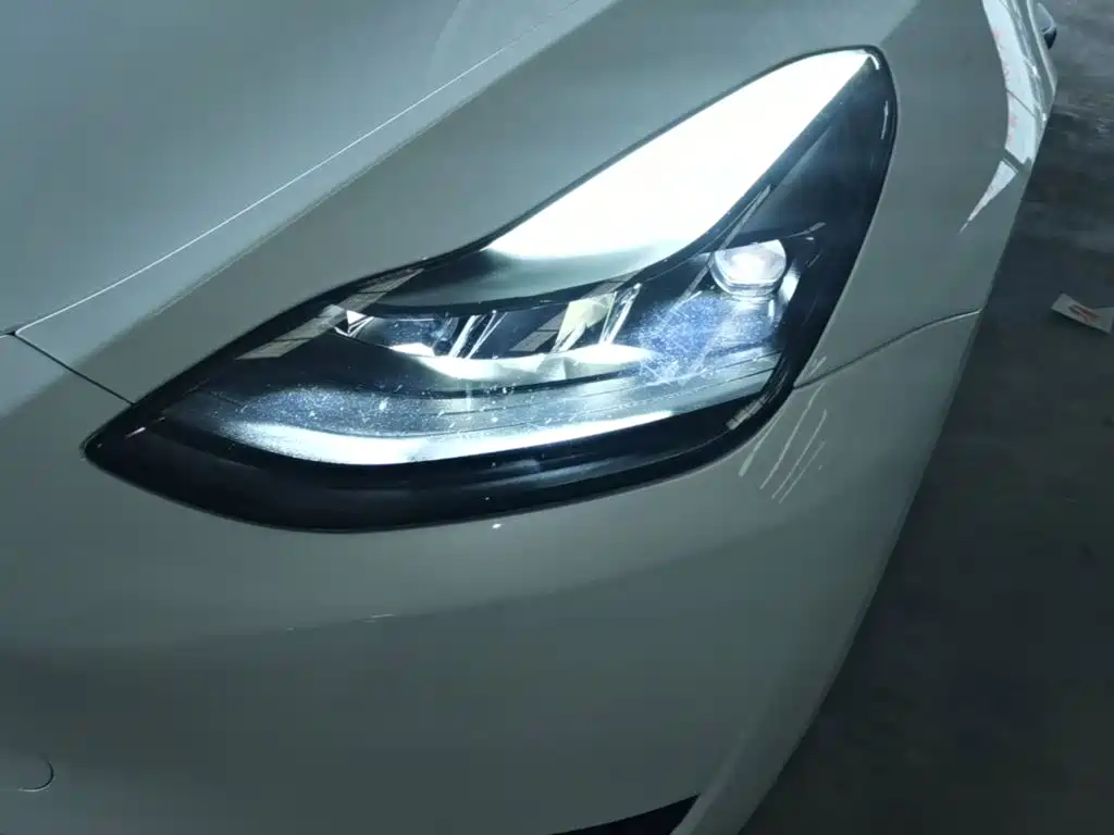 Tesla Model Y — миниатюра 24