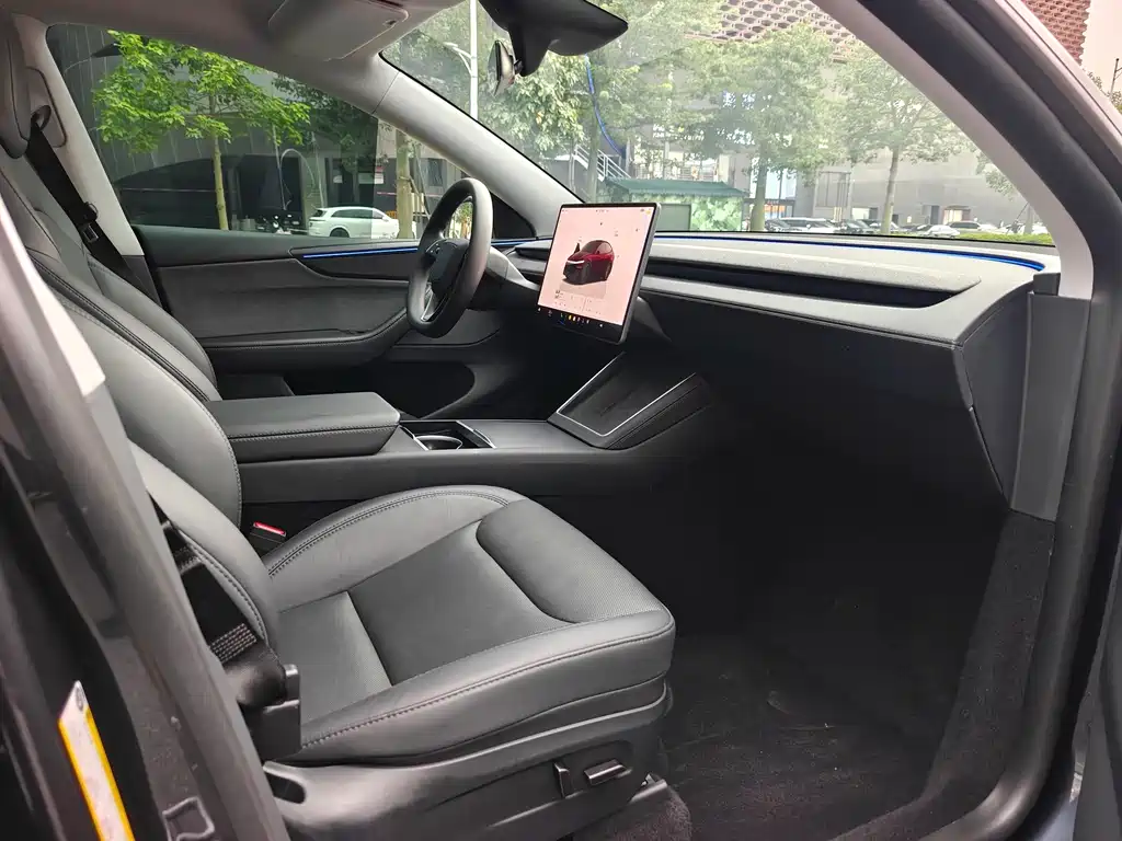 Tesla Model Y — миниатюра 10