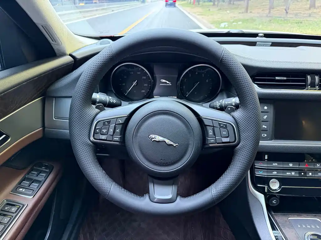 Jaguar XFL — миниатюра 6