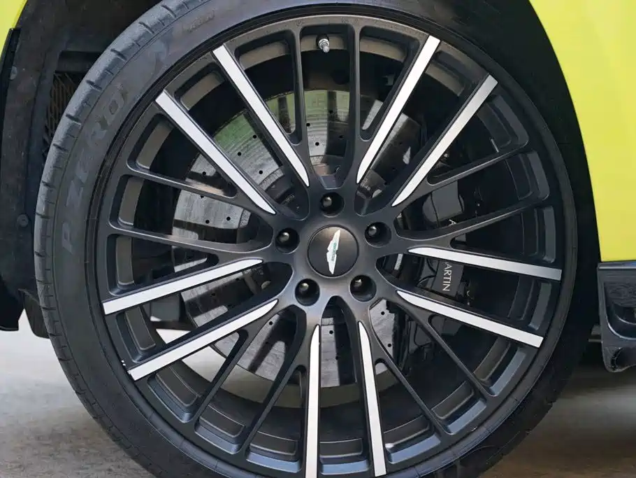 Aston Martin DBX — миниатюра 7