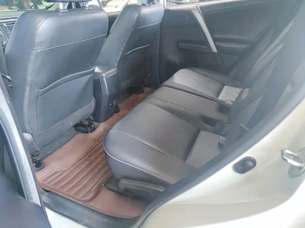 Toyota RAV4 — миниатюра 5