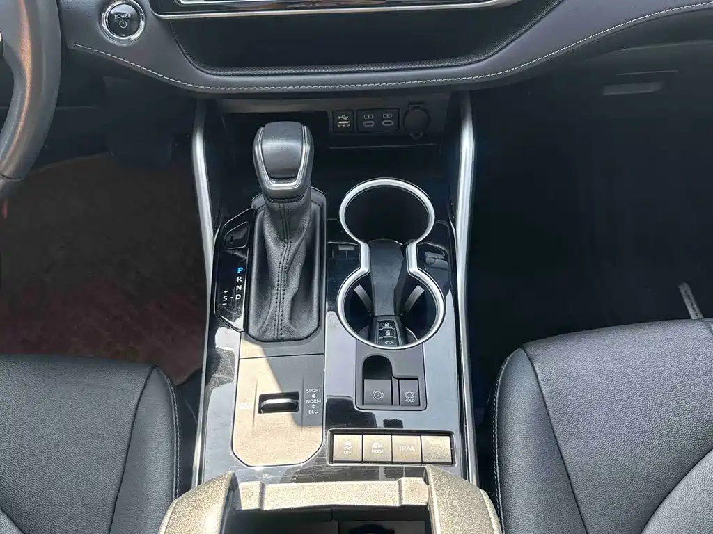 Toyota Highlander 2024 2.5L Luxury 7 мест