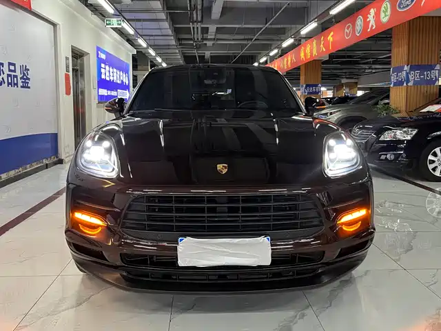 PORSCHE MACAN