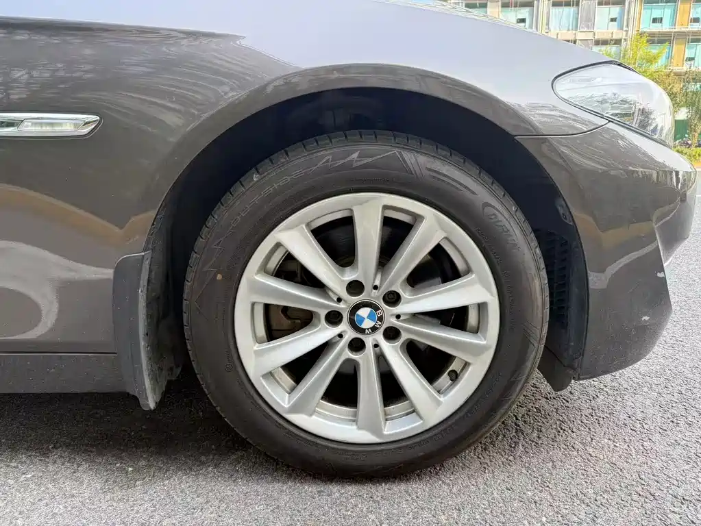 BMW 5 Series — миниатюра 10