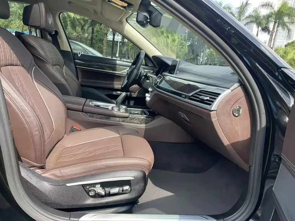 BMW 7 Series — миниатюра 12