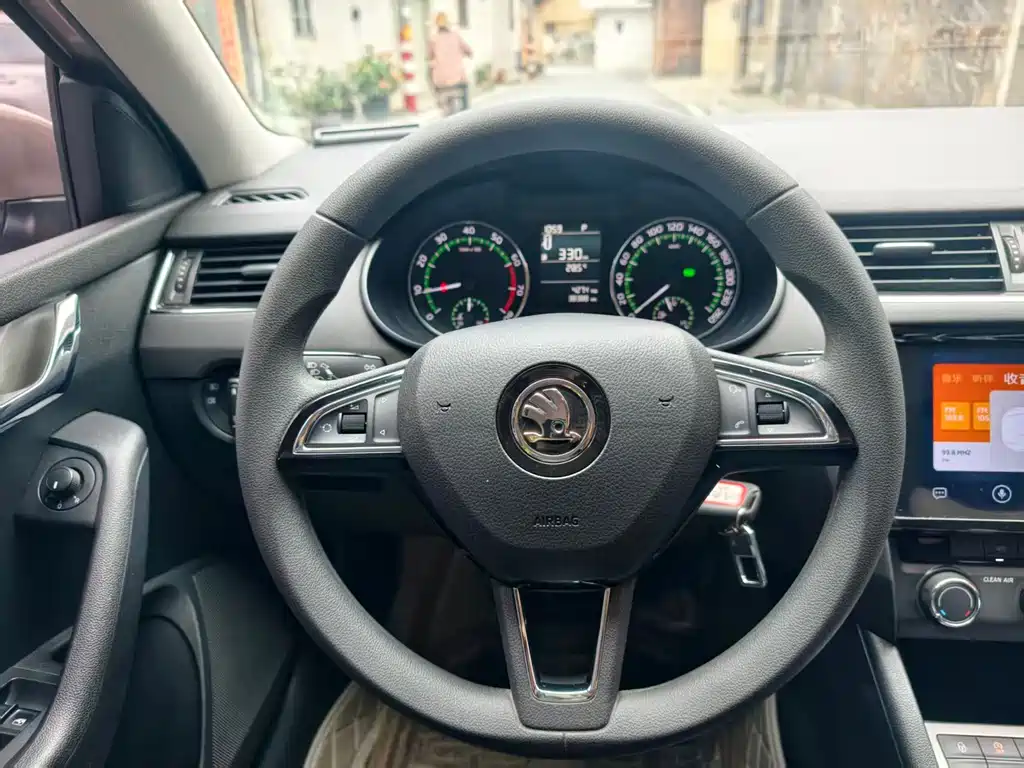 Skoda Octavia - фото 8