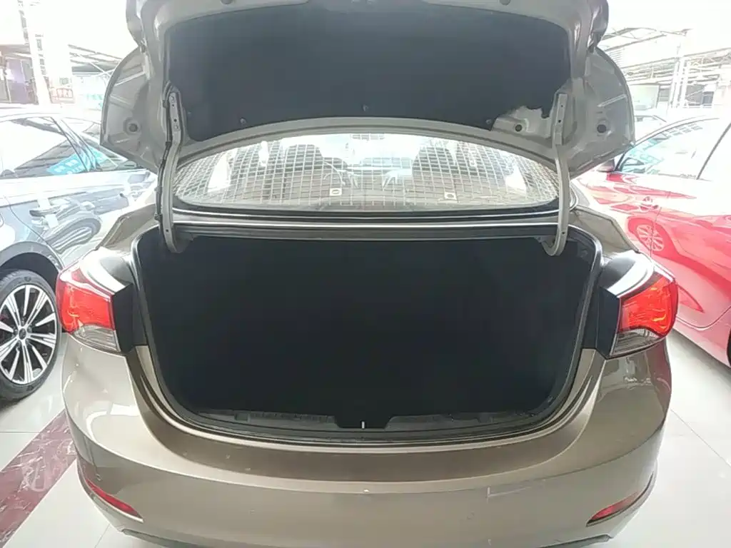 Hyundai Elantra Langdong — миниатюра 19