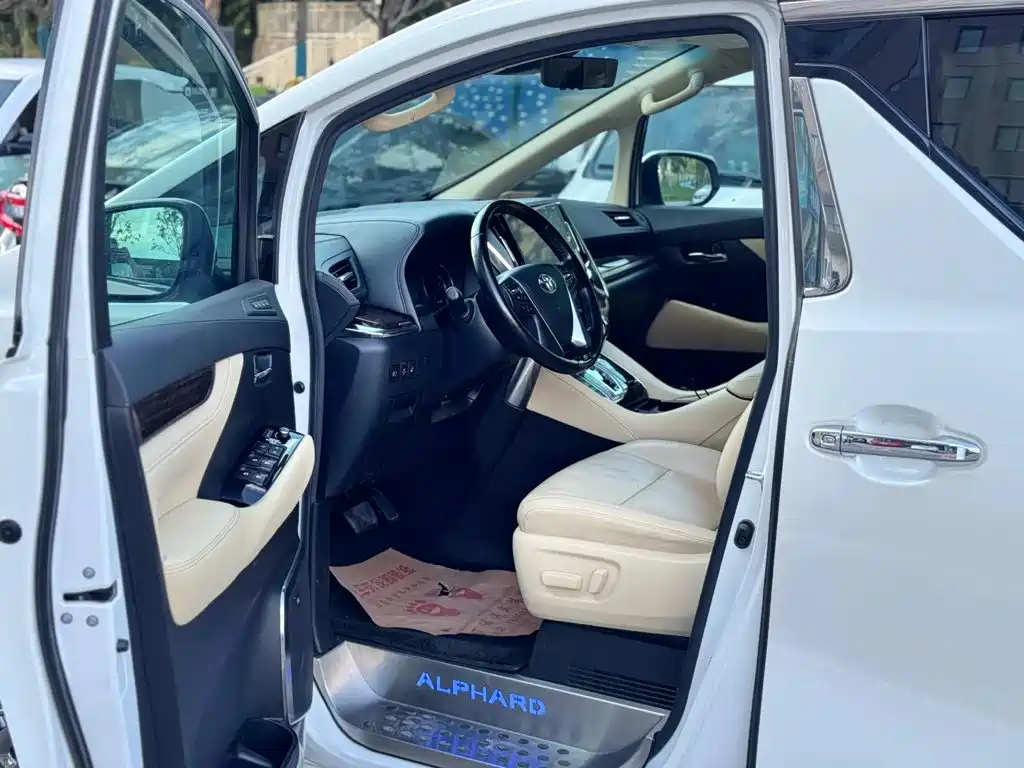Toyota Alphard — миниатюра 7