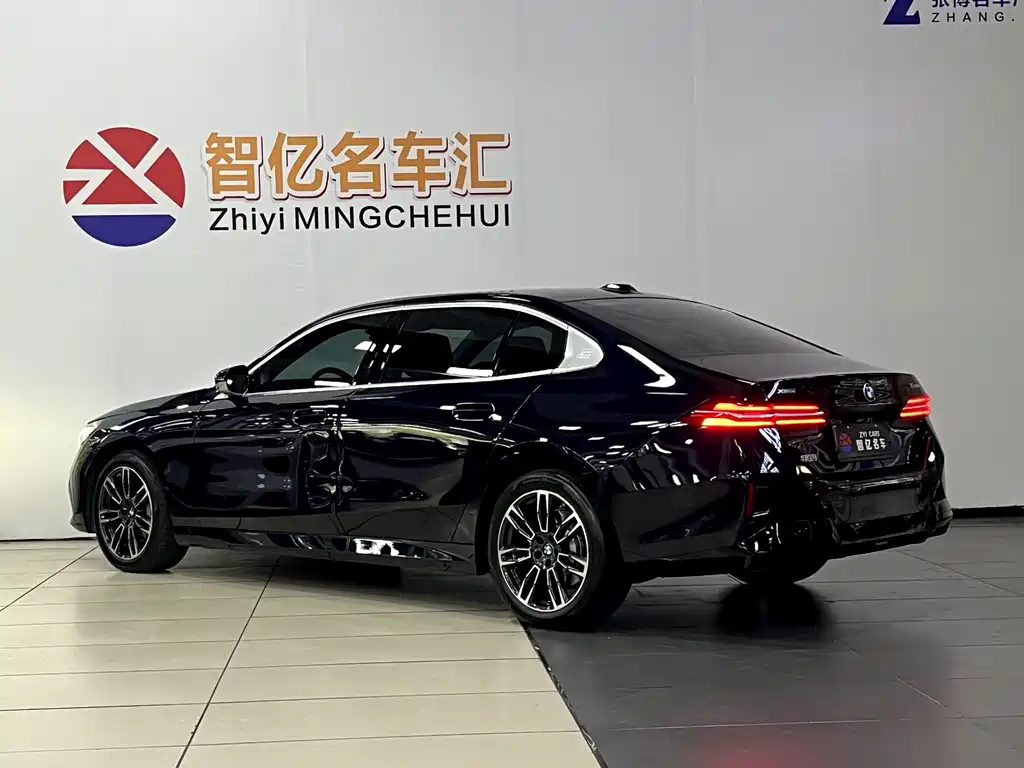 BMW 5 Series — миниатюра 13