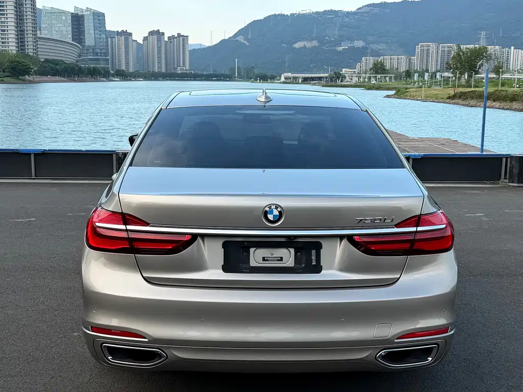 BMW 7 Series — миниатюра 8