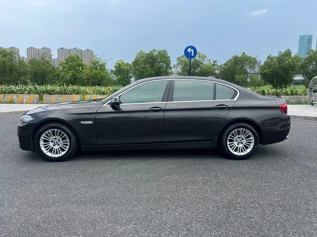 BMW 5 Series — миниатюра 6