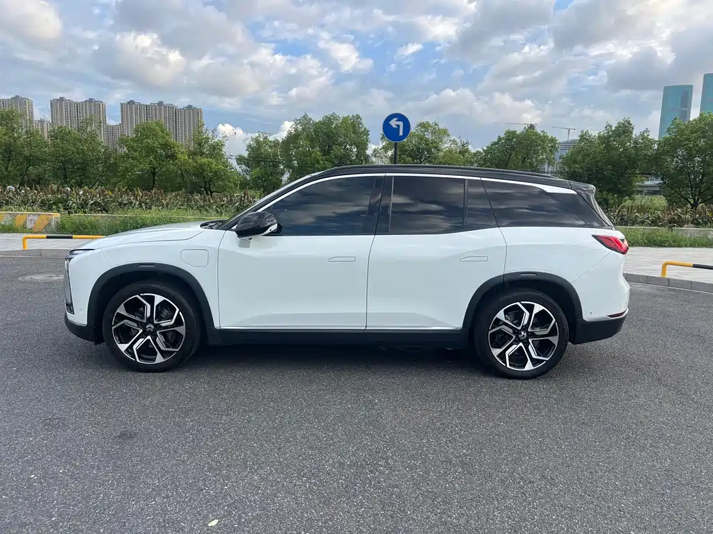 NIO ES8 2022 100kWh мест