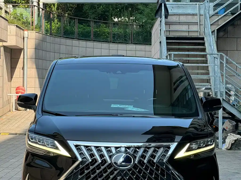 Lexus LM