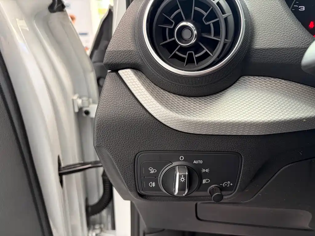 Audi Q2L 2021 35 TFSI Luxury