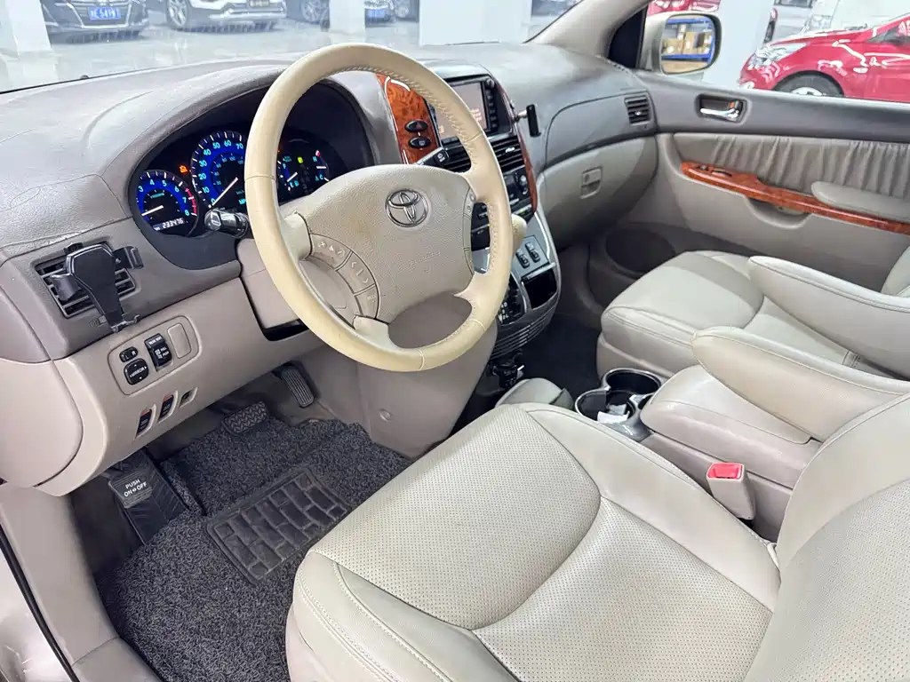Toyota Sienna — миниатюра 6