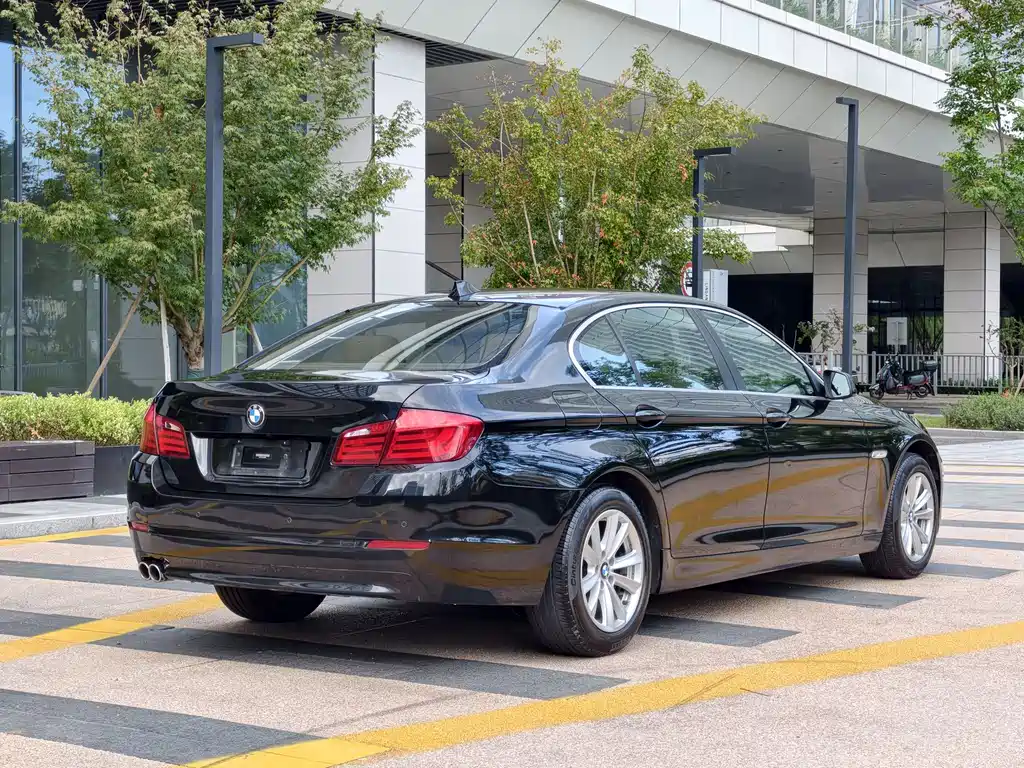 BMW 5 Series — миниатюра 4