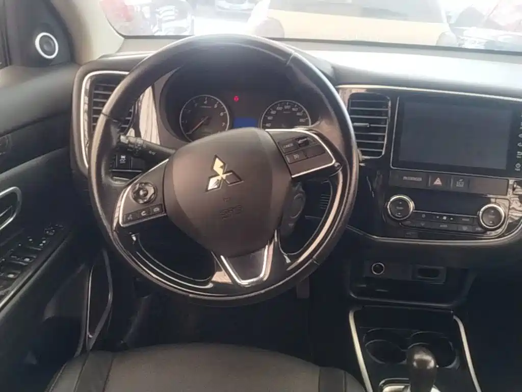 Mitsubishi Outlander — миниатюра 11