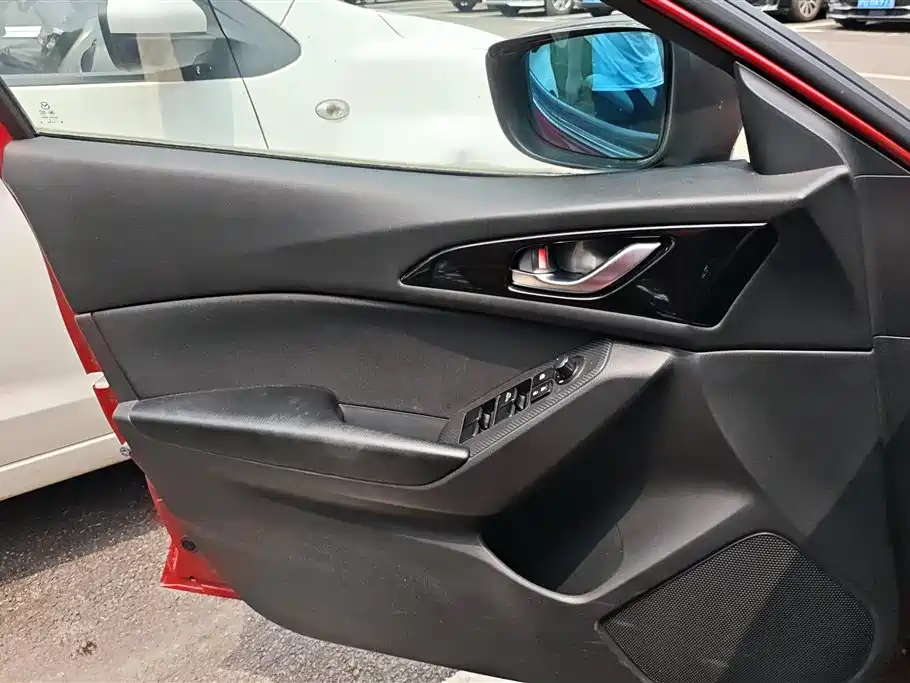 Mazda Mazda3 3 2016 1.5L AT Luxury