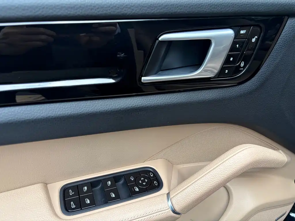Porsche Cayenne — миниатюра 6