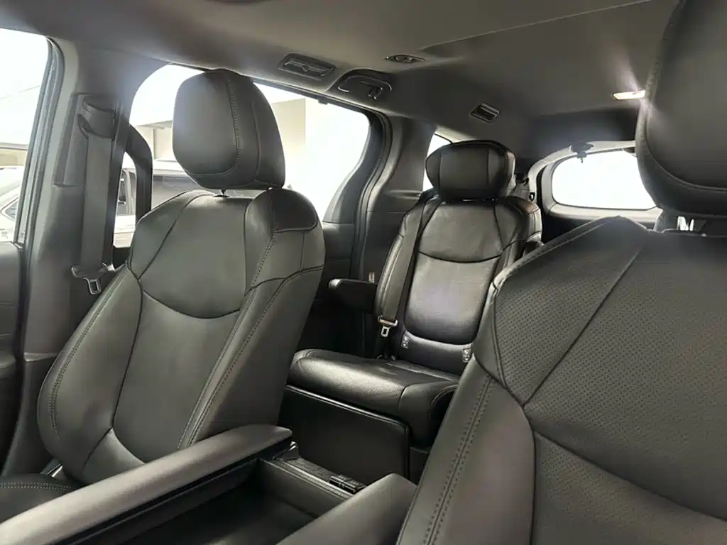 Toyota Sienna — миниатюра 20