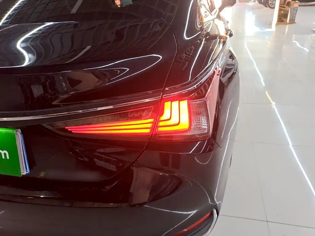 Lexus ES — миниатюра 8