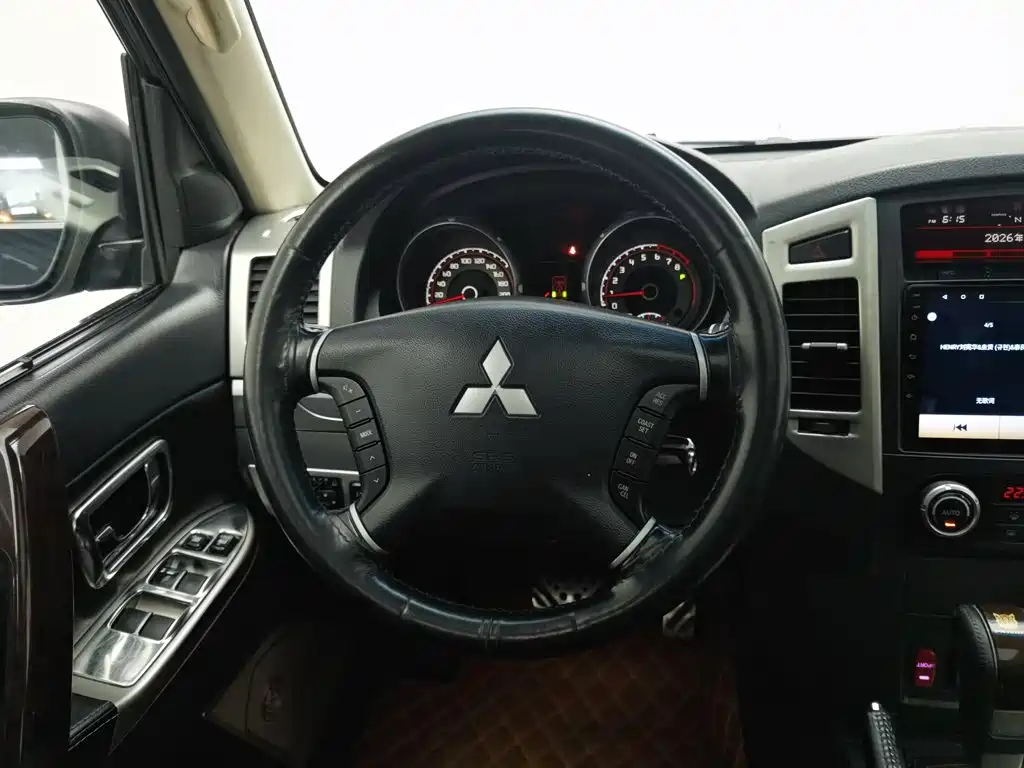 Mitsubishi Pajero (Import) — миниатюра 11