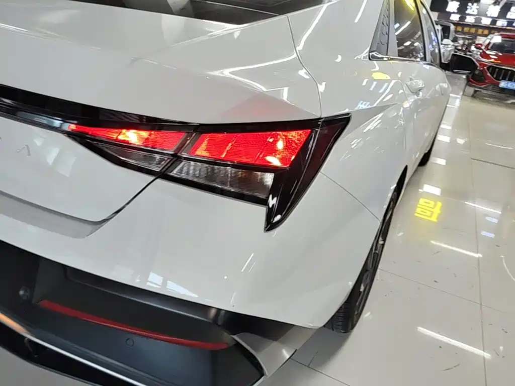 Hyundai Elantra — миниатюра 8