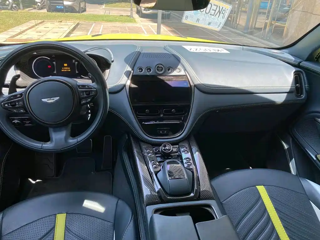 Aston Martin DBX — миниатюра 4